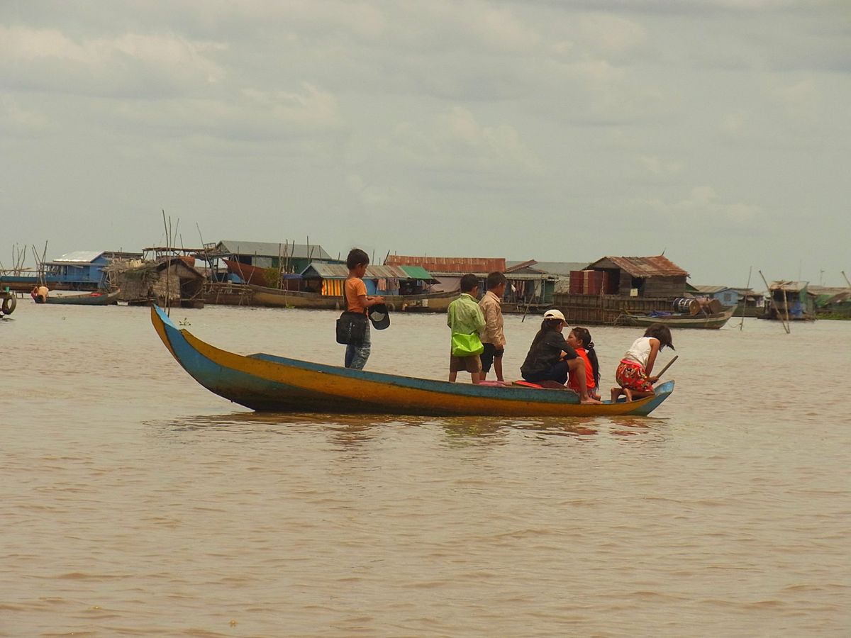 トンレサップ湖の水上集落へは観光用の小型ボートで出発
教会の船、学校の船、...