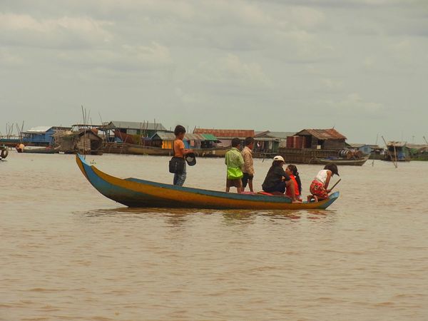 カンボジア・シェムリアップ「カンボジア　遺跡群を徘徊する旅」の写真：トンレサップ湖の水上集落へは観光用の小型...
