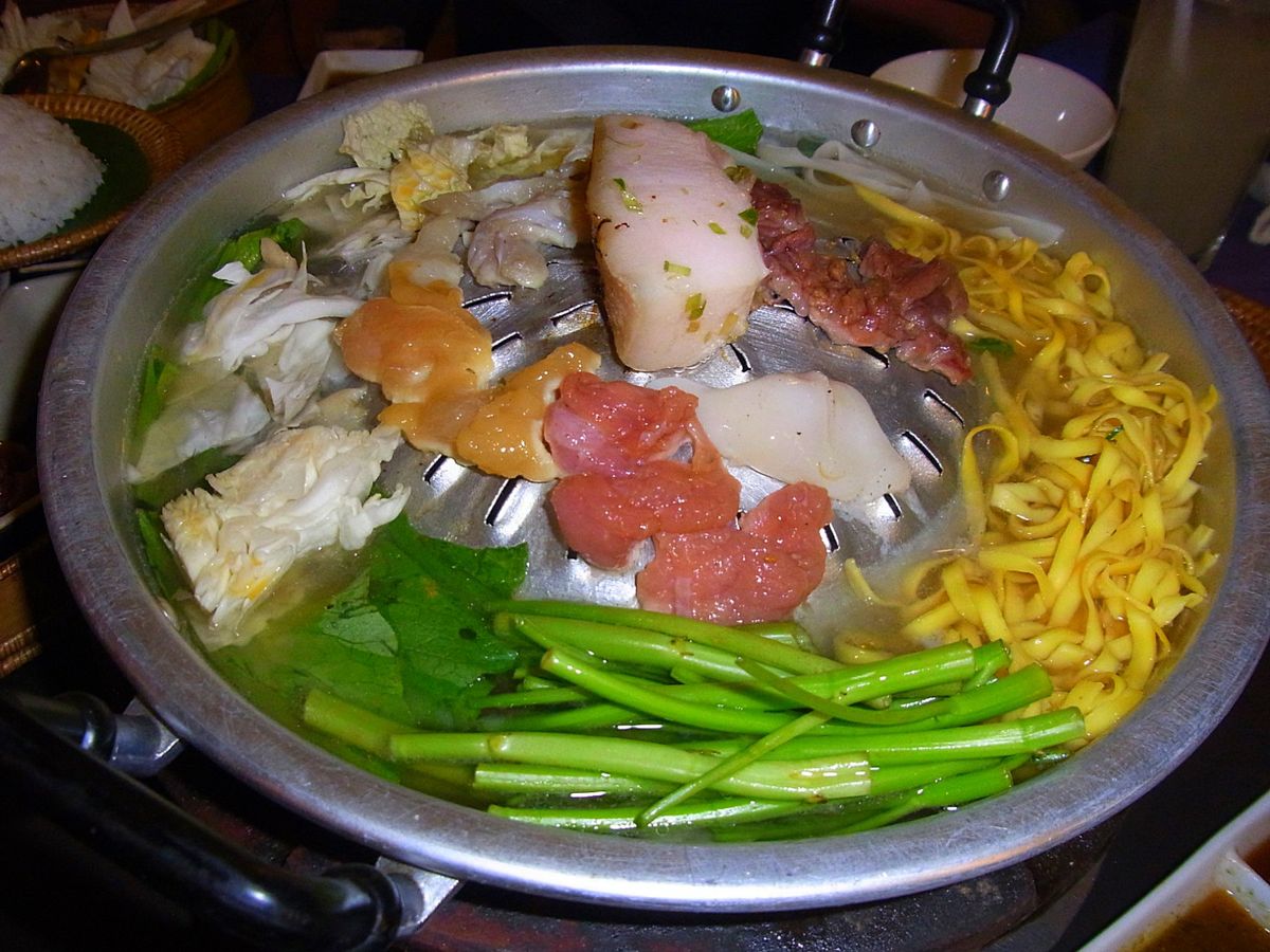 トンレサップ湖の水上集落へは観光用の小型ボートで出発
教会の船、学校の船、...