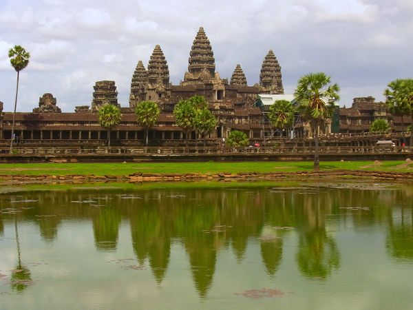 カンボジア・シェムリアップ「カンボジア　遺跡群を徘徊する旅」の写真：アンコールワット
訪問時は天気がパリっと...