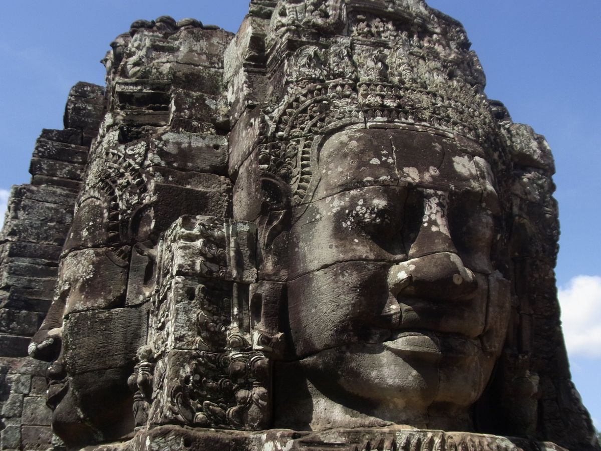 アンコールトム　バイヨン
巨大な顔が点在しているのが特徴
日中はとにかく暑い