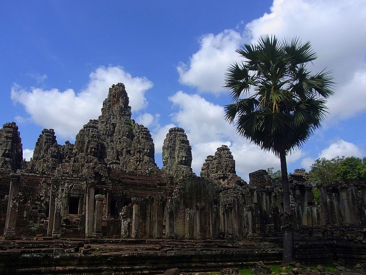 アンコールトム　バイヨン
巨大な顔が点在しているのが特徴
日中はとにかく暑い