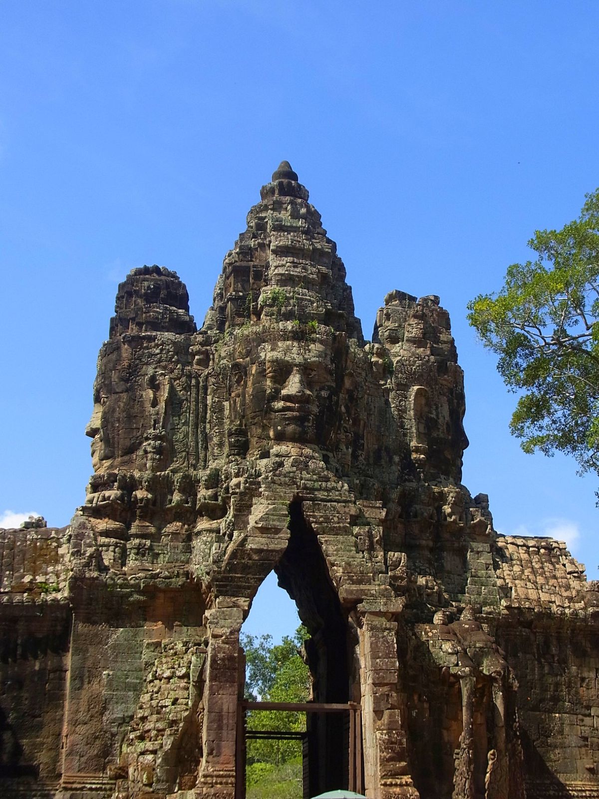 アンコールトム　バイヨン
巨大な顔が点在しているのが特徴
日中はとにかく暑い