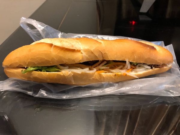 ベトナム・ハノイ　「ベトナム中部〜北部の旅」の写真：フランスパンのサンドイッチ、バインミー。...