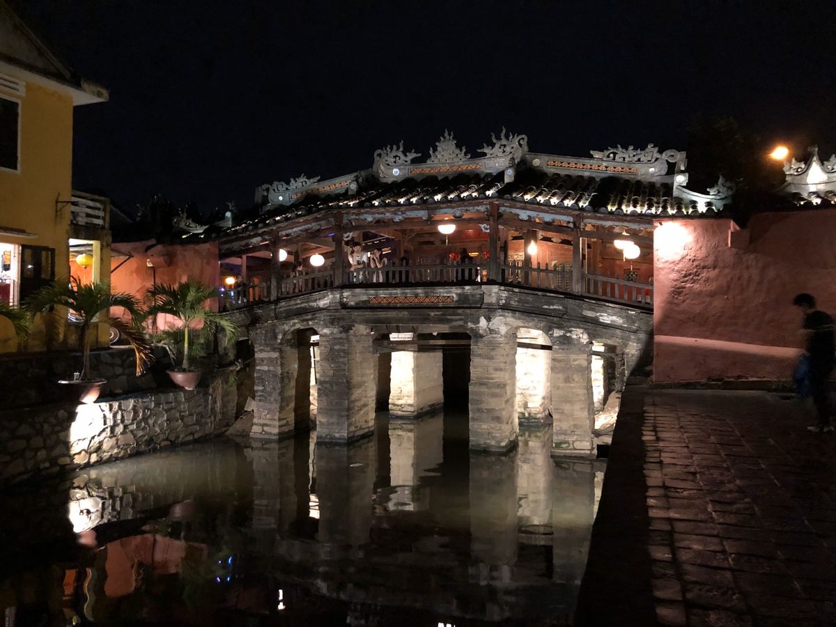 ホイアンの日本橋とホイアン郊外にあるミーソン遺跡。ホイアンは旧市街が、そし...