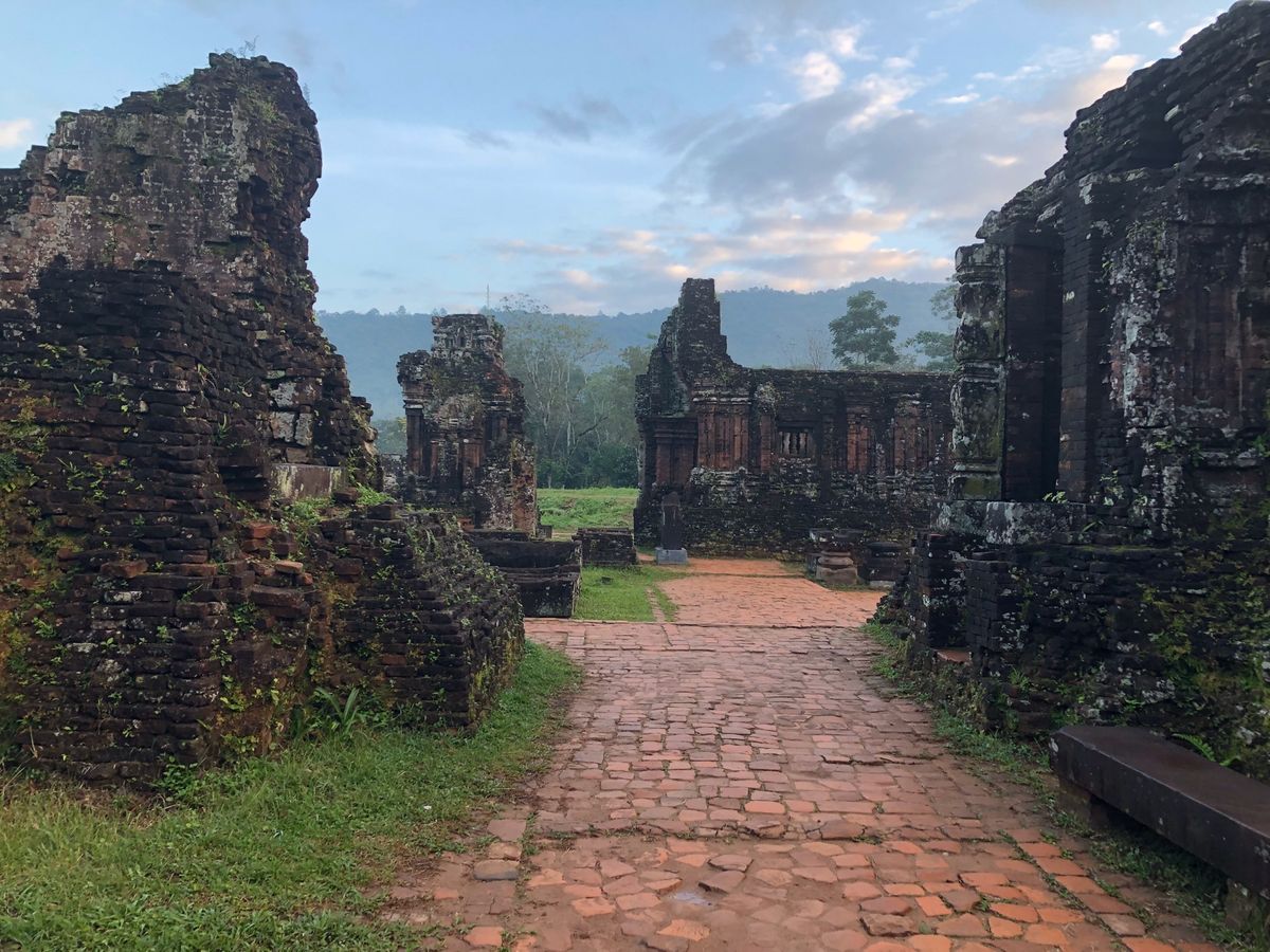 ホイアンの日本橋とホイアン郊外にあるミーソン遺跡。ホイアンは旧市街が、そし...