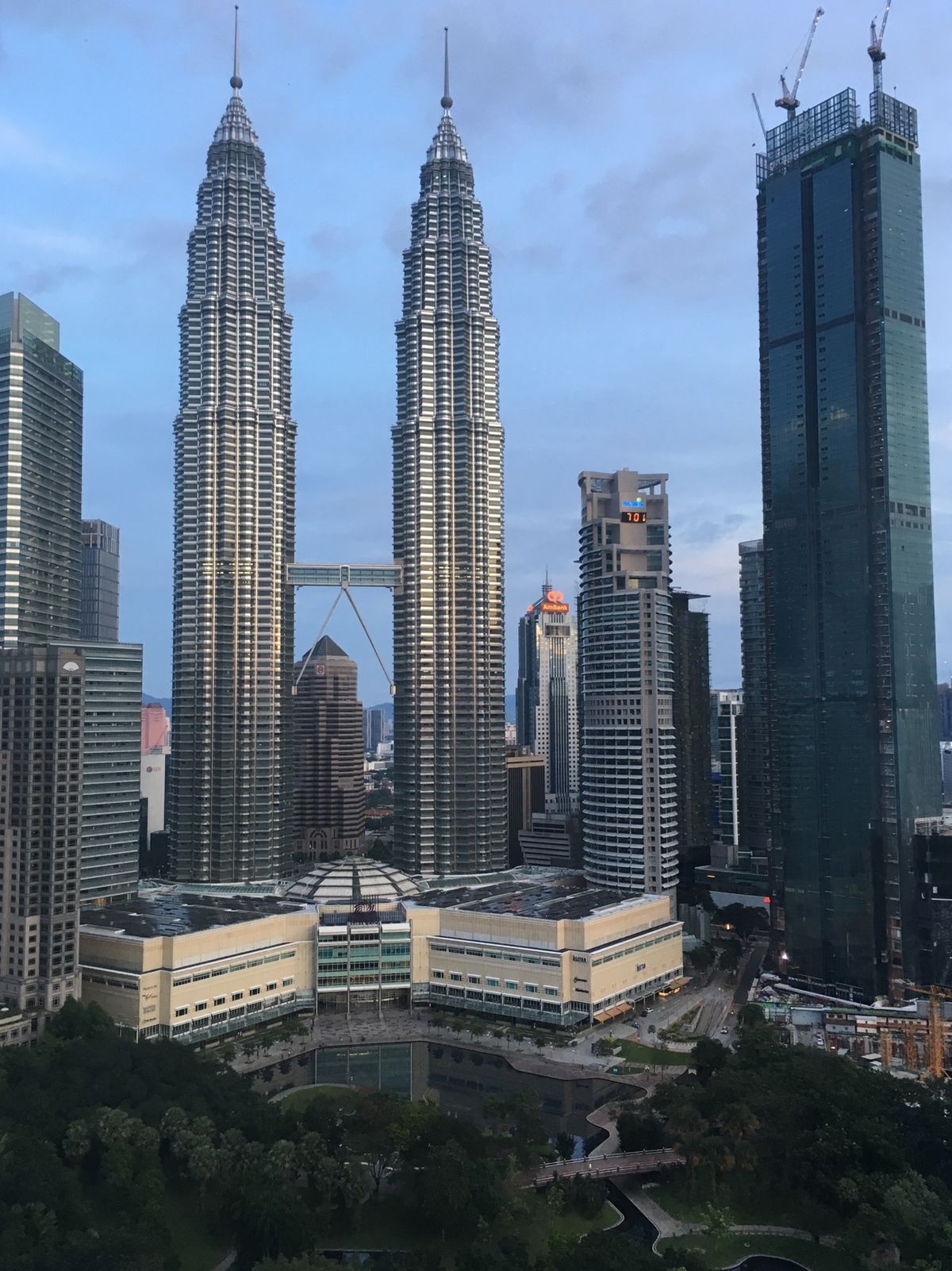 深夜、夕暮、早朝、昼間の顔。
マレーシアの首都、クアラルンプールの中心地に...