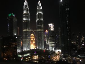 深夜、夕暮、早朝、昼間の顔。
マレーシアの首都、クアラルンプールの中心地に...