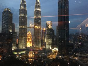 深夜、夕暮、早朝、昼間の顔。
マレーシアの首都、クアラルンプールの中心地に...
