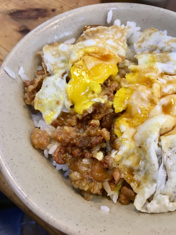台湾・台北「初台湾」の写真：一日一軒、魯肉飯（ルーローハン）。
Ｂ級...