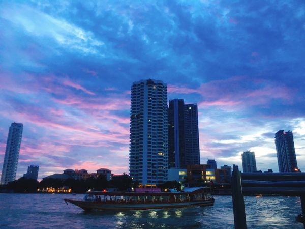 タイ・バンコク「関空壊れたタイ旅行」の写真：チャオプラヤ川の夕暮れとバンコク名物の渋滞
