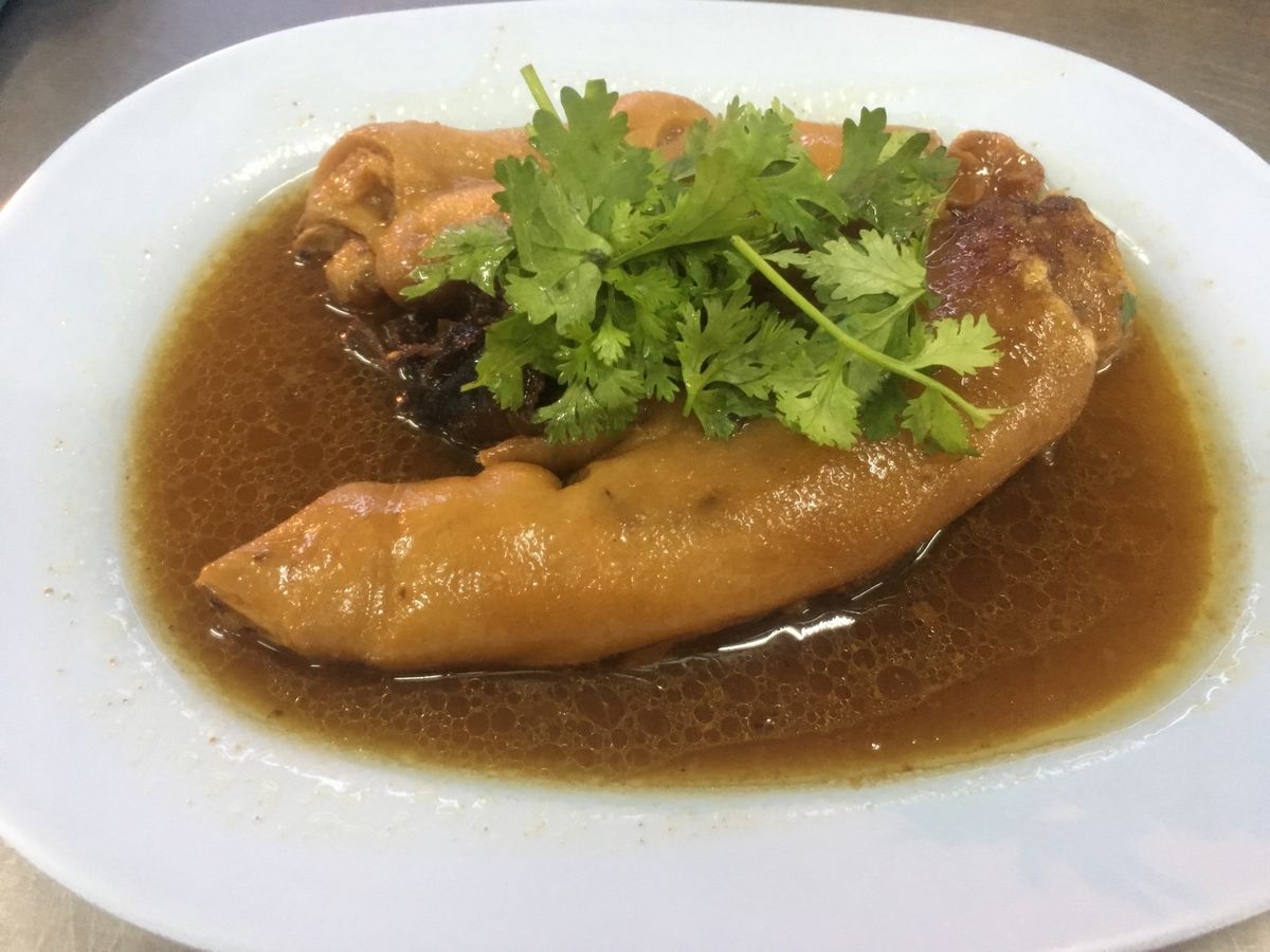 北タイ料理のゲーンハンレーとナムプリックオーン
ガイヤーン、もつ煮、豚足
...