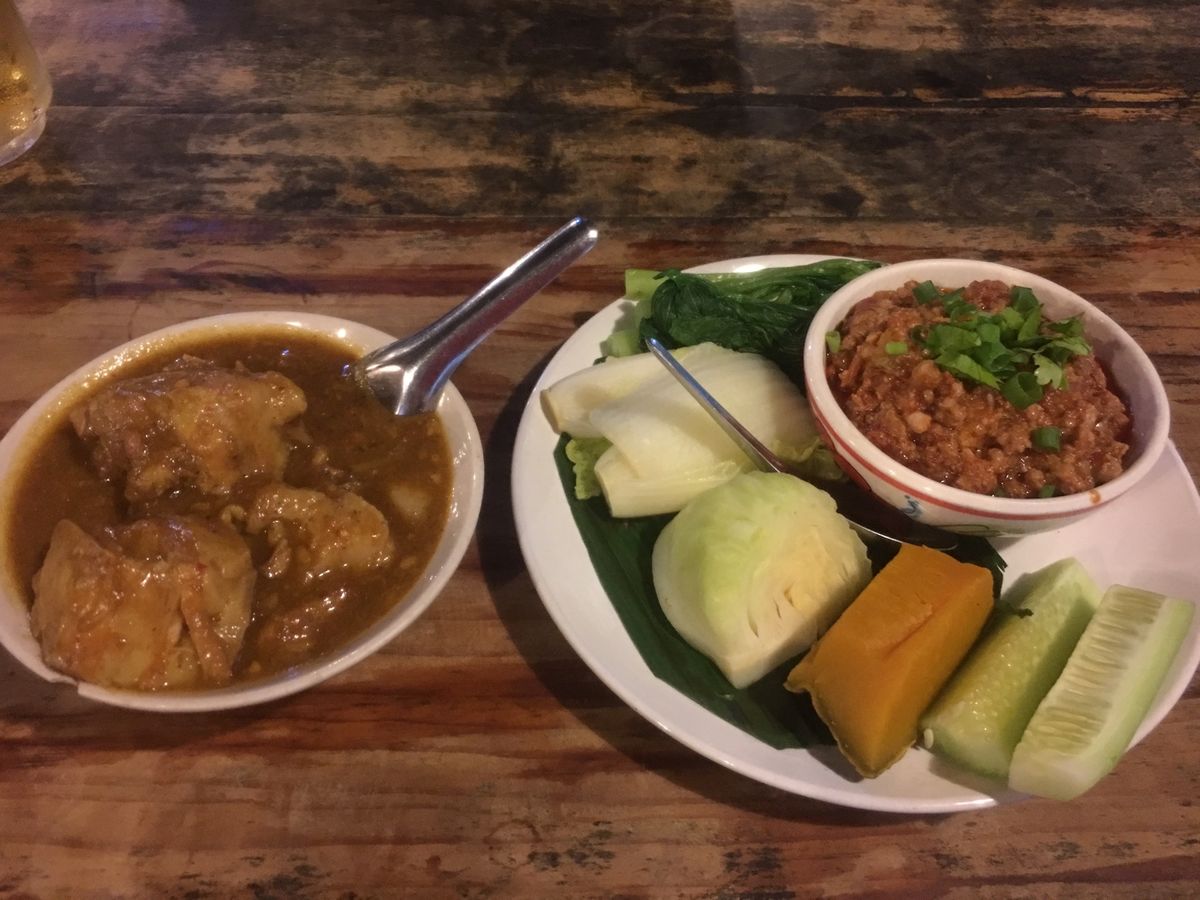 北タイ料理のゲーンハンレーとナムプリックオーン
ガイヤーン、もつ煮、豚足
...