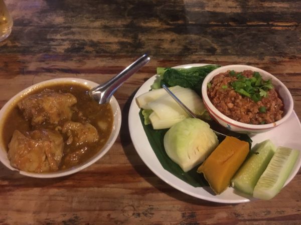 タイ・バンコク「関空壊れたタイ旅行」の写真：北タイ料理のゲーンハンレーとナムプリック...