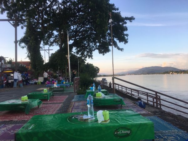 タイ・バンコク「関空壊れたタイ旅行」の写真：メコン川沿いの、のどかな街。ビールにスト...