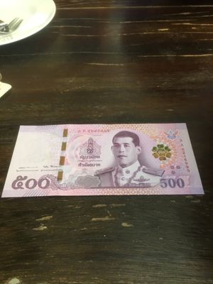 チェンセーン行きのバス。ぼろくて暑い…。
この頃からタイバーツが現国王にな...