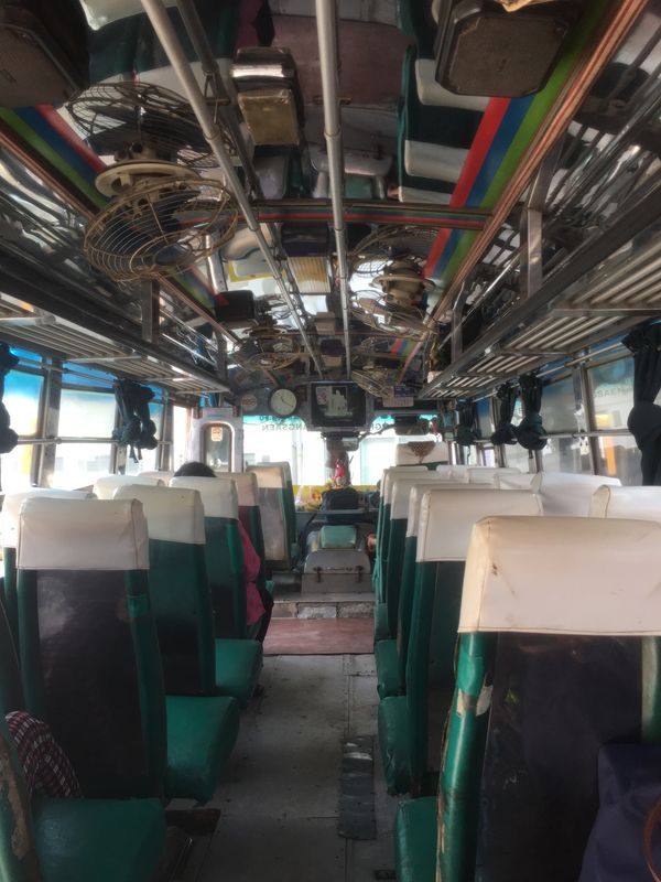 タイ・バンコク「関空壊れたタイ旅行」の写真：チェンセーン行きのバス。ぼろくて暑い…。...