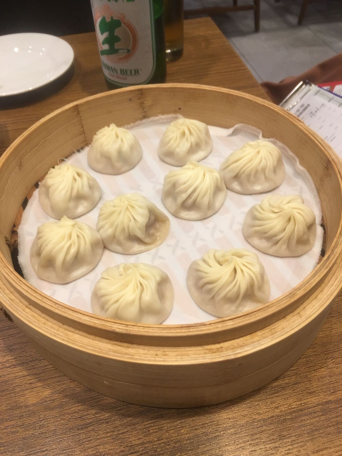 火鍋で有名な無老鍋と鼎泰豊
鼎泰豊は小籠包がぬるいんだよね…鶏肉の紹興酒漬...