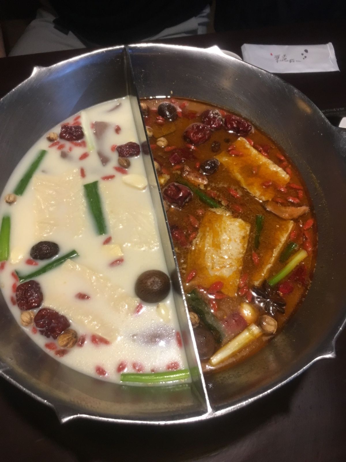 火鍋で有名な無老鍋と鼎泰豊
鼎泰豊は小籠包がぬるいんだよね…鶏肉の紹興酒漬...