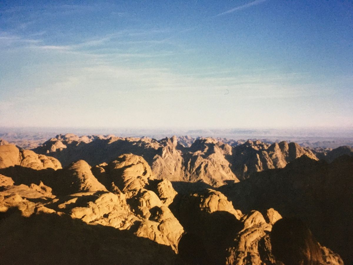 スエズ運河。陸路でシナイ半島へ。何回もパスポート提示した記憶が…

紅海を...