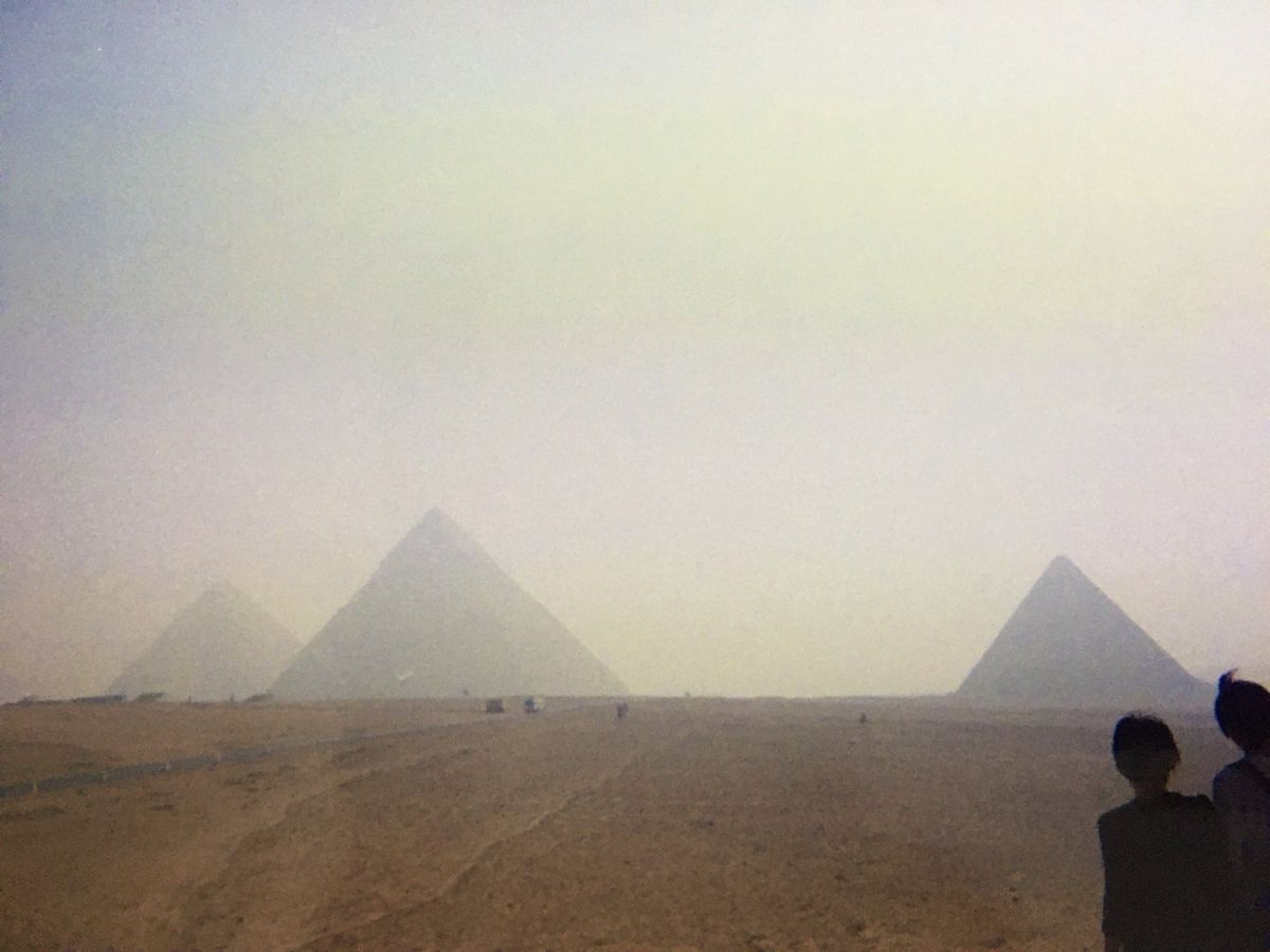 エジプト着いて1番最初に行ったギザのピラミッド。ラクダに乗ってるのは警察官...