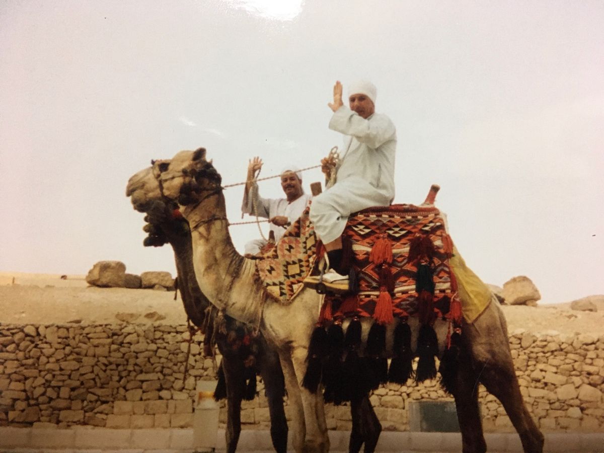 エジプト着いて1番最初に行ったギザのピラミッド。ラクダに乗ってるのは警察官...