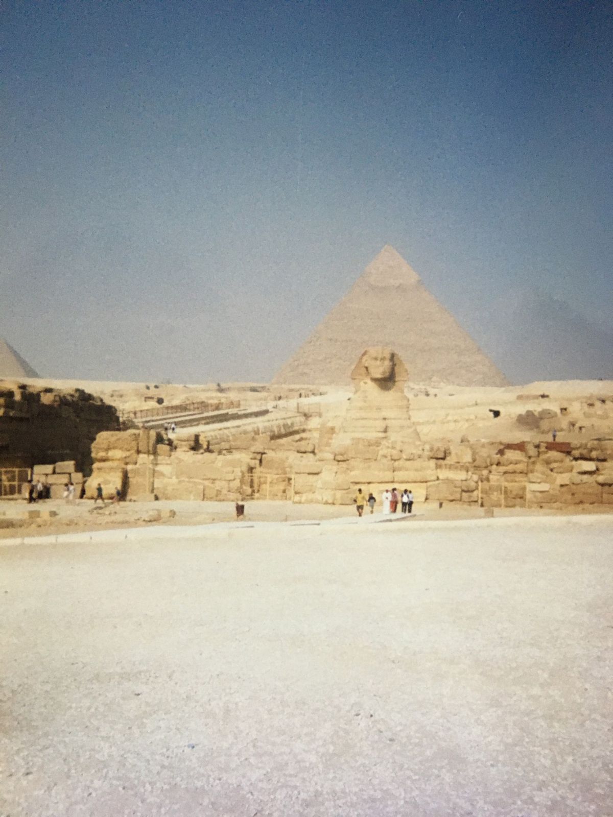 エジプト着いて1番最初に行ったギザのピラミッド。ラクダに乗ってるのは警察官...