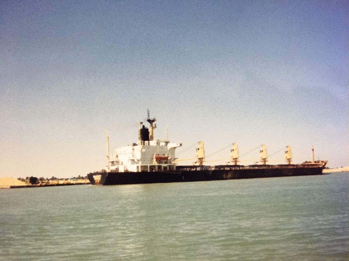 スエズ運河。陸路でシナイ半島へ。何回もパスポート提示した記憶が…

紅海を...