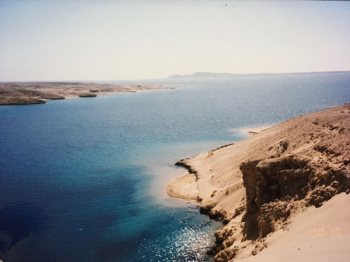 スエズ運河。陸路でシナイ半島へ。何回もパスポート提示した記憶が…

紅海を...