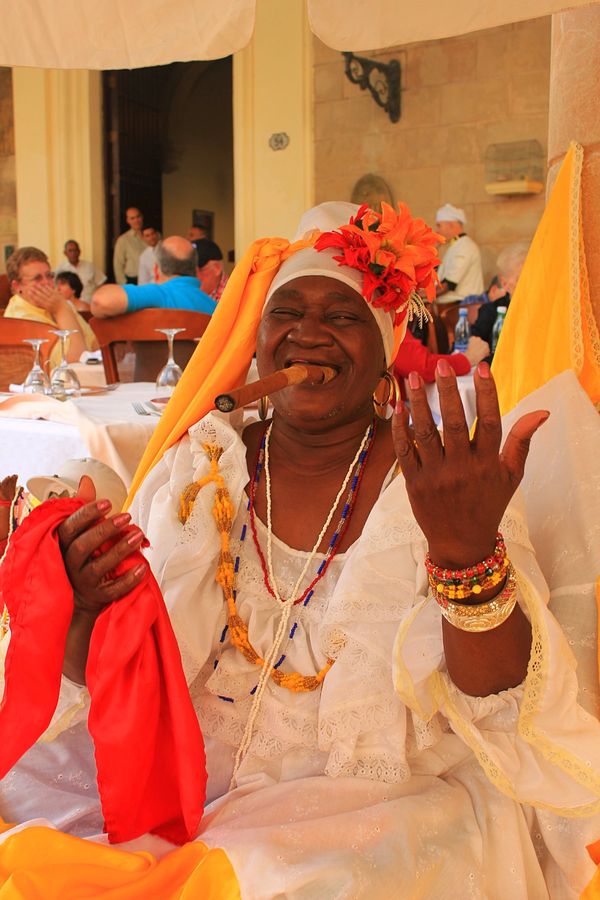 キューバ・ハバナ「キューバ　音楽とサルサとチェゲバラと」の写真：ハバナの街にはプレスリー系のアメ車が溢れ...