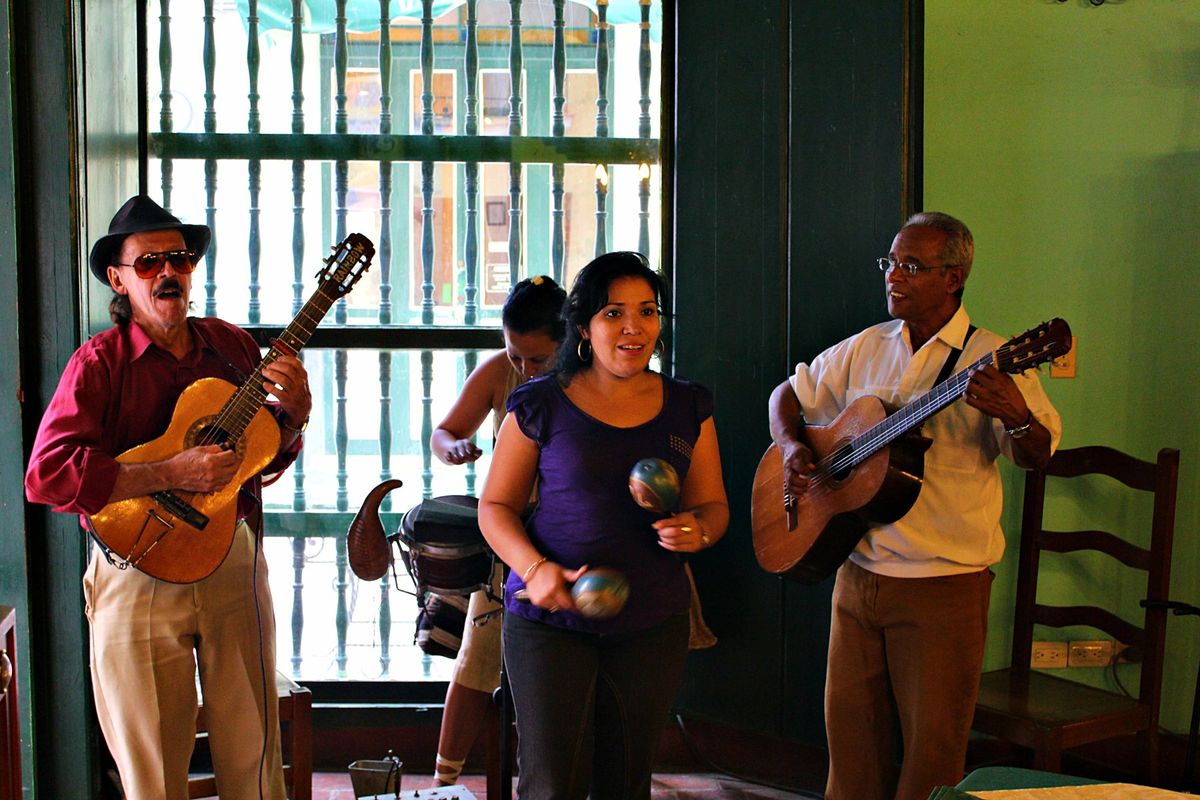 ハバナの街にはプレスリー系のアメ車が溢れ、そこらじゅうからラテンミュージッ...