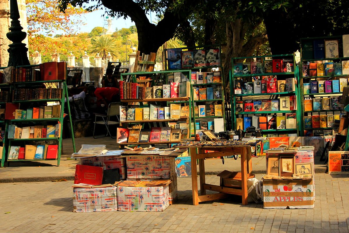 ハバナの街にはプレスリー系のアメ車が溢れ、そこらじゅうからラテンミュージッ...