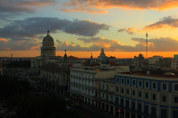 キューバ・ハバナ「キューバ　音楽とサルサとチェゲバラと」の写真：ハバナの街にはプレスリー系のアメ車が溢れ...