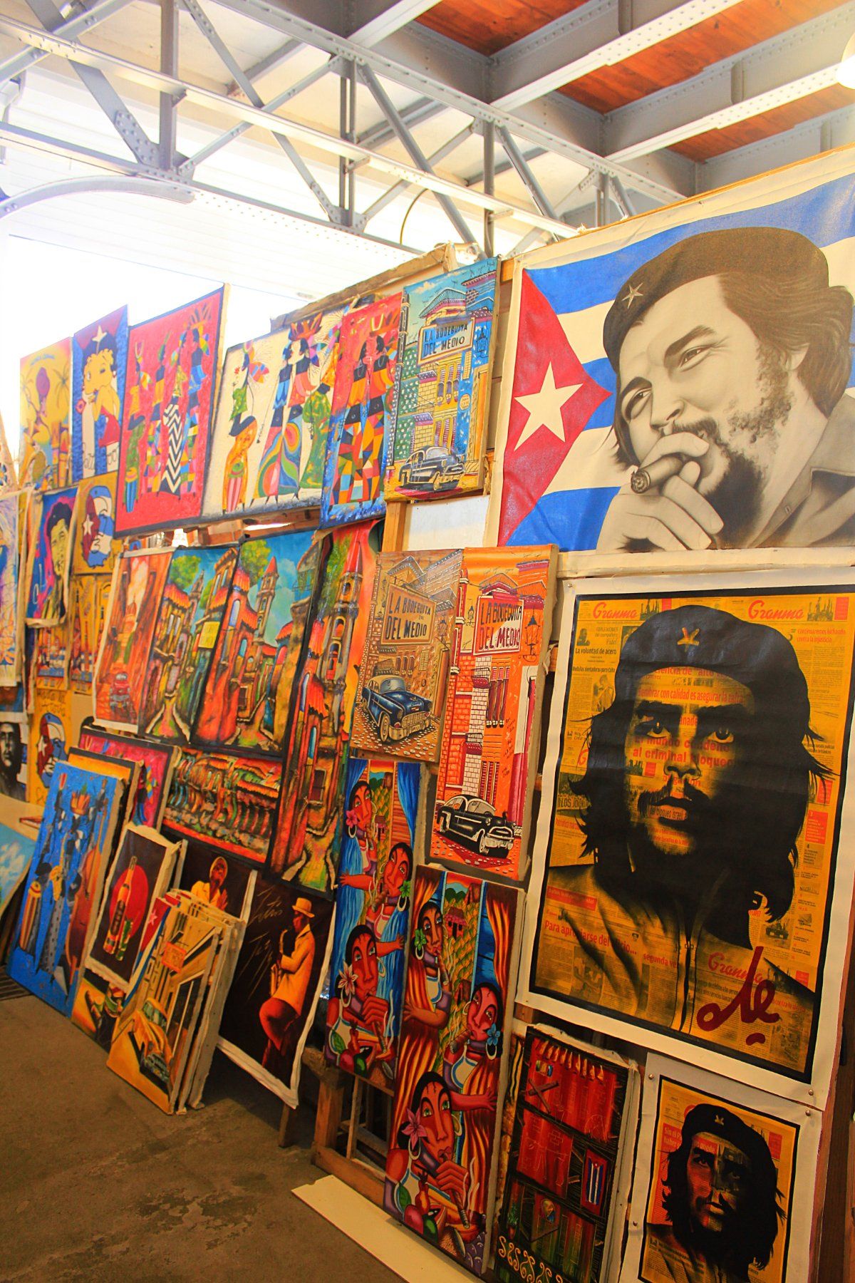 ハバナの街にはプレスリー系のアメ車が溢れ、そこらじゅうからラテンミュージッ...