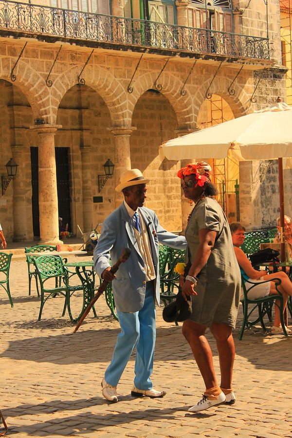 キューバ・ハバナ「キューバ　音楽とサルサとチェゲバラと」の写真：ハバナの街にはプレスリー系のアメ車が溢れ...