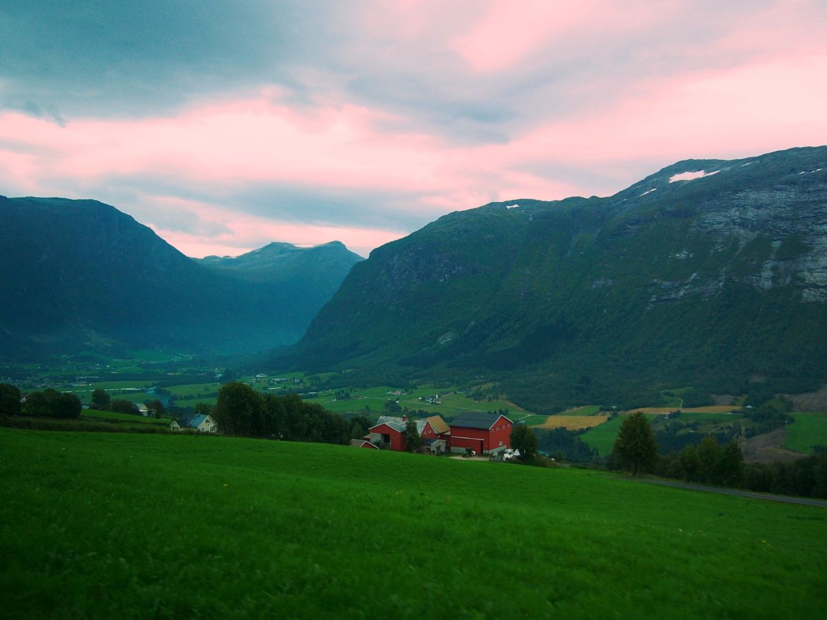 オスロから小さなプロペラ機と、それよりもっと小さいプロペラ機を乗り継いでた...