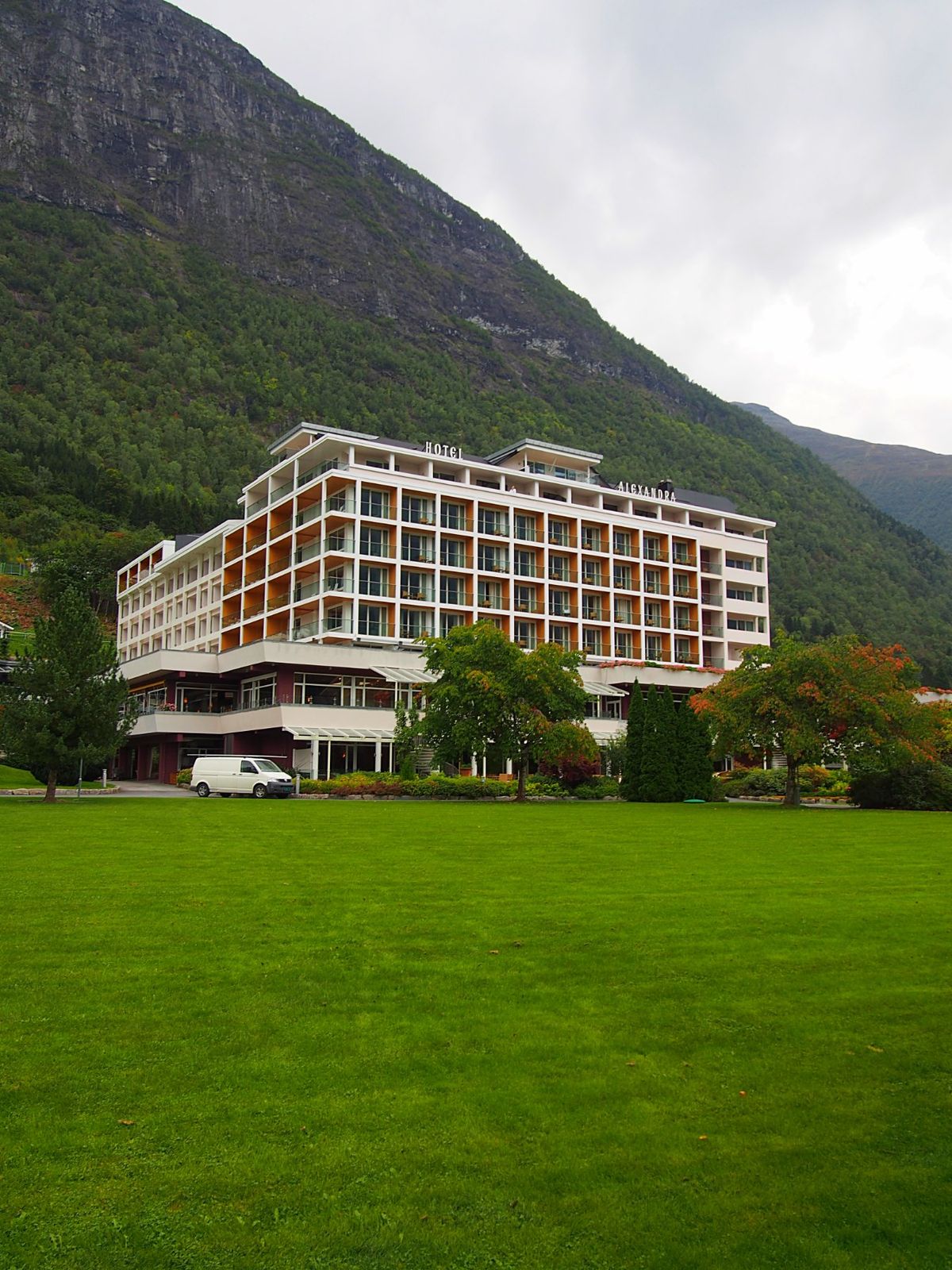 オスロから小さなプロペラ機と、それよりもっと小さいプロペラ機を乗り継いでた...