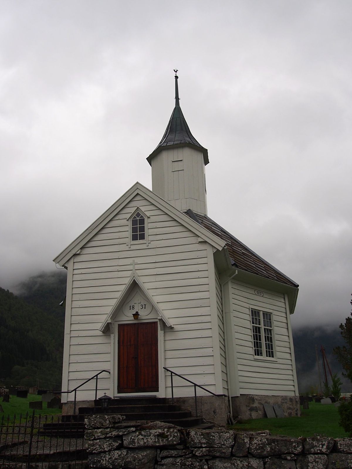 オスロから小さなプロペラ機と、それよりもっと小さいプロペラ機を乗り継いでた...