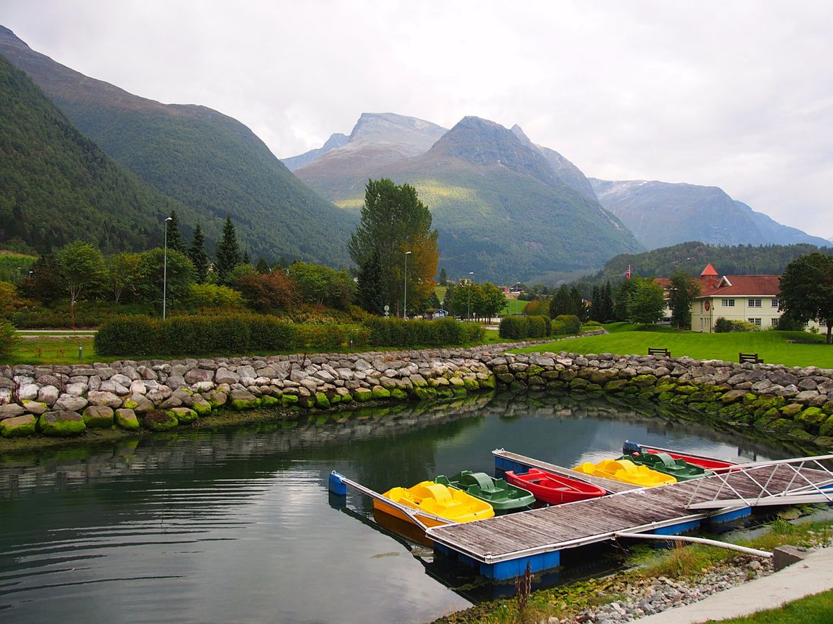 オスロから小さなプロペラ機と、それよりもっと小さいプロペラ機を乗り継いでた...
