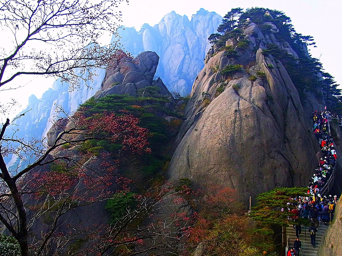 黄山はひとつの独立峰ではなく、数多くの山々の集合体
ケーブルカーやゴンドラ...