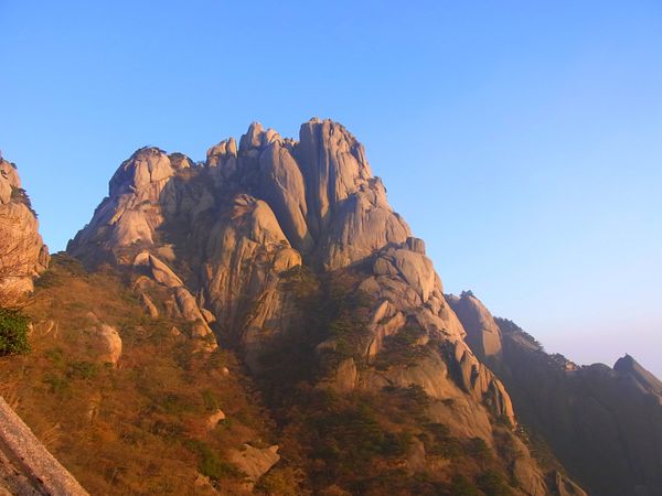 中国・黄山「中国安徽省　雲海に浮かぶ黄山」の写真：黄山はひとつの独立峰ではなく、数多くの山...