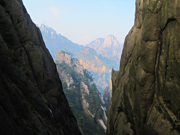 中国・黄山「中国安徽省　雲海に浮かぶ黄山」の写真：黄山はひとつの独立峰ではなく、数多くの山...