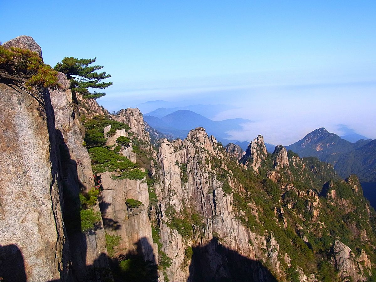黄山はひとつの独立峰ではなく、数多くの山々の集合体
ケーブルカーやゴンドラ...