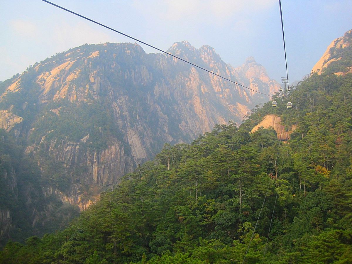 黄山はひとつの独立峰ではなく、数多くの山々の集合体
ケーブルカーやゴンドラ...