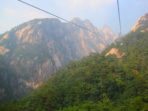 黄山はひとつの独立峰ではなく、数多くの山々の集合体
ケーブルカーやゴンドラ...