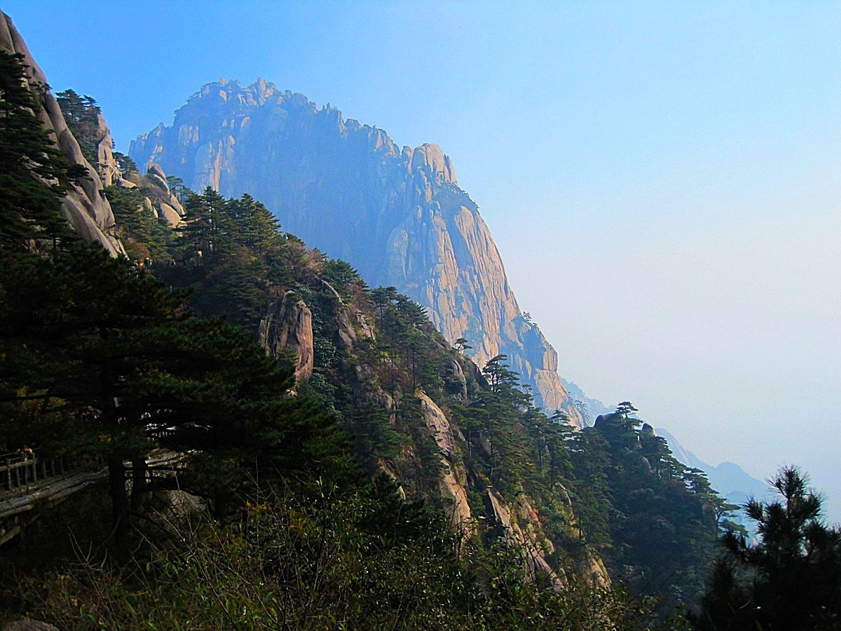 黄山はひとつの独立峰ではなく、数多くの山々の集合体
ケーブルカーやゴンドラ...