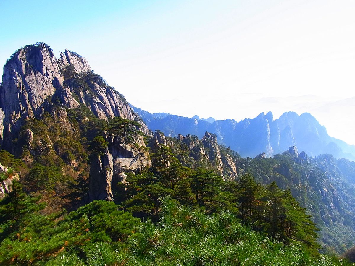 黄山はひとつの独立峰ではなく、数多くの山々の集合体
ケーブルカーやゴンドラ...