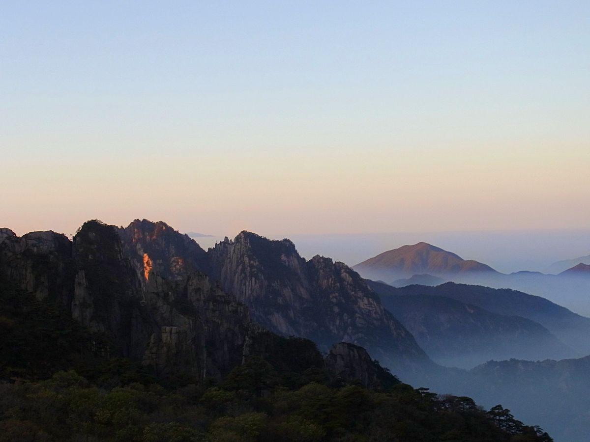 黄山はひとつの独立峰ではなく、数多くの山々の集合体
ケーブルカーやゴンドラ...