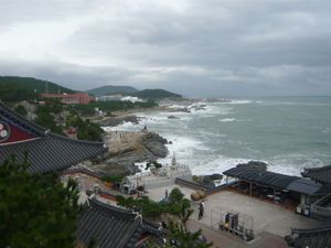 ヨングンサ。プサンからバスで1時間くらいだったかな？断崖絶壁にあるお寺。景...