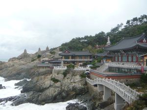 ヨングンサ。プサンからバスで1時間くらいだったかな？断崖絶壁にあるお寺。景...